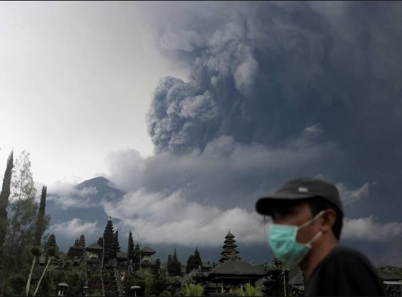 En Bali evacuan 100.000 personas por riesgo de erupción del volcán Agung