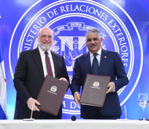 El Ministerio de Relaciones Exteriores (MIREX) suscribió un acuerdo de cooperación interinstitucional con el Ministerio de Cultura (MINC) para promover la cultura dominicana a través de las embajadas y consulados de la República Dominicana acreditados en el exterior.