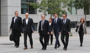 La juez ha enviado a prisión al exvicepresidente catalán Oriol Junqueras y a los ocho exconsellers que hoy han ido a declarar a la Audiencia Nacional, adonde no ha acudido el expresidente Carles Puigdemont