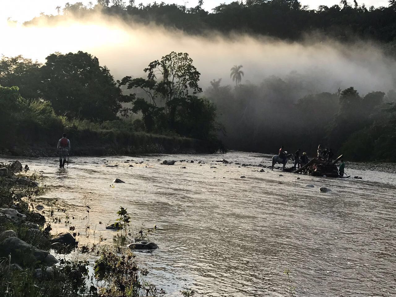 Rescatan con vida una de tres personas arrastradas por río Camú