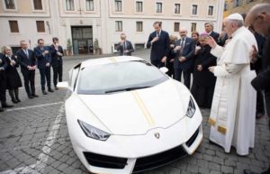 Este miércoles el papa Francisco recibió como regalo un modelo especial de automóvil de la marca Lamborghini, de color blanco, y según informó el Vaticano, este será subastado para financiar cuatro proyectos humanitarios.