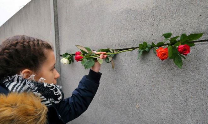 Berlín conmemora los 28 años de la caída del muro