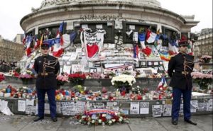 Francia rinde homenaje a las 130 víctimas de los atentados de París