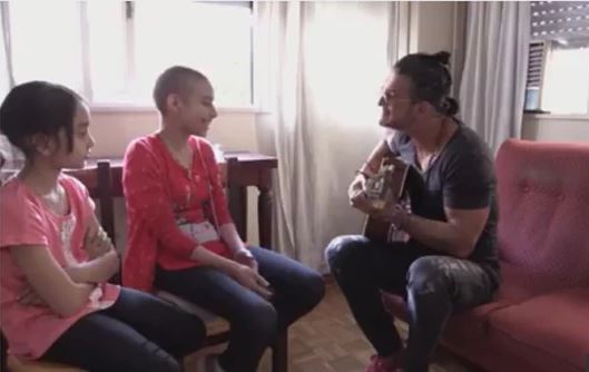 Ricardo Arjona sorprende a niña de 12 años que padece cáncer