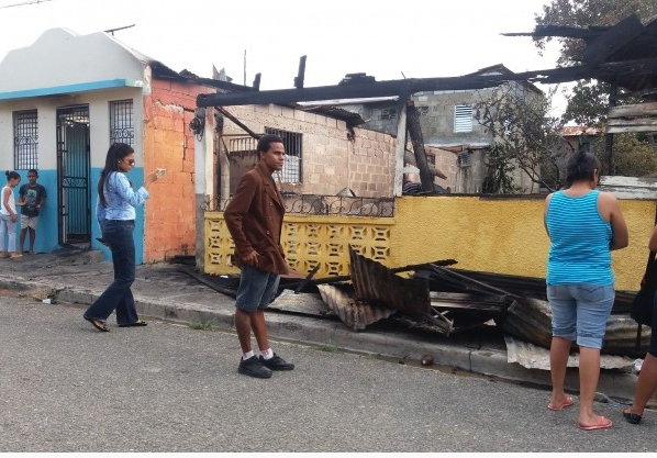 Un incendio afectó seis viviendas en la calle 5 del sector Los Ciruelito al norte de Santiago. Una de las versiones establece que el siniestro ocurrido la noche del lunes fue ocasionado supuestamente por un hombre deportado desde los Estados Unidos.