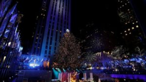 Encienden el tradicional árbol de Navidad de Nueva York en Rockefelle