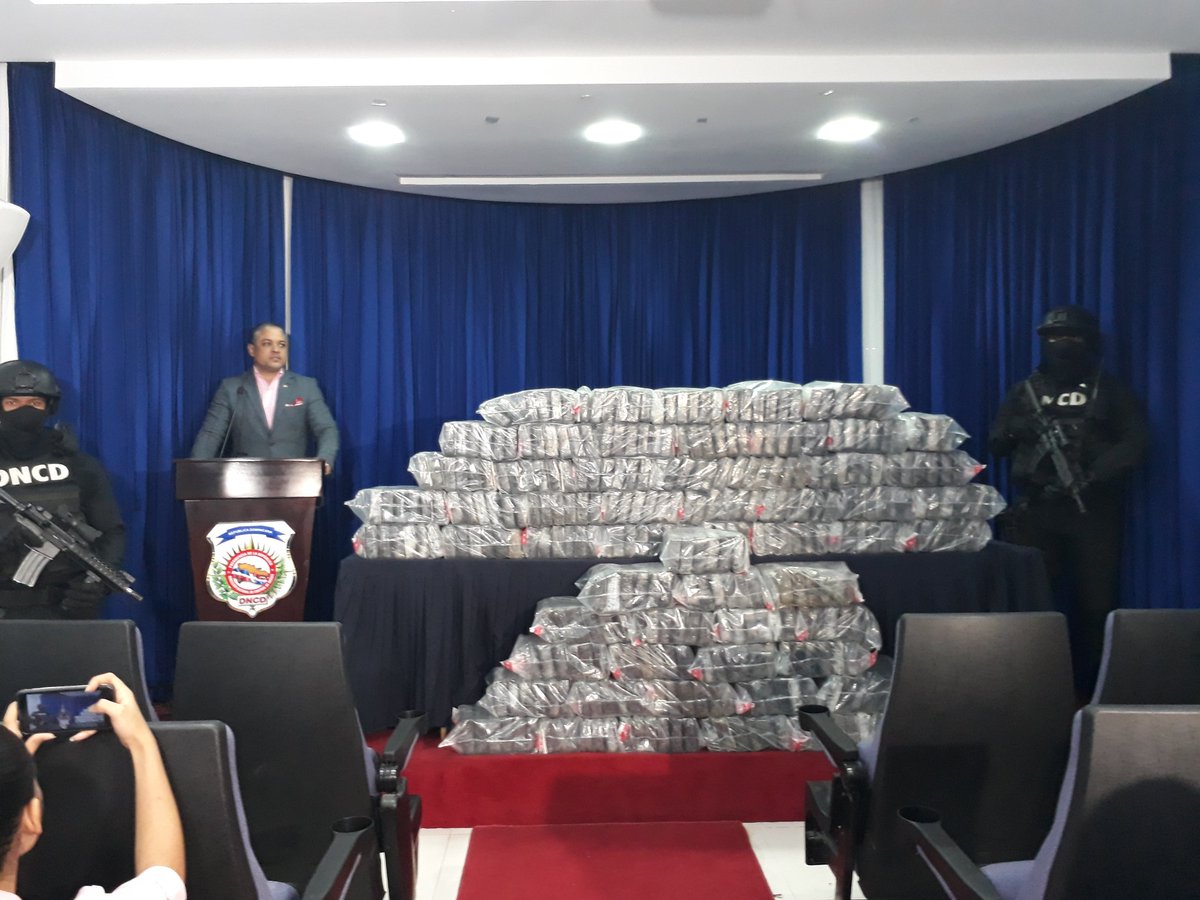 DNCD decomisa 345 paquetes de cocaína dentro de un camión en la capital