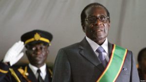 Robert Mugabe, de 93 años, renunció como presidente de Zimbabue este martes, indicó el presidente del Parlamento Jacob Mudenda en una sesión extraordinaria, poniendo fin a 37 años al frente del país.