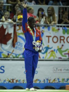 TOR471. TORONTO (CANADÁ), 14/07/2015.- La dominicana Yamilet Peña recibe la medalla de plata en la prueba de salto de potro de gimnasia artística hoy, martes 14 de julio de 2015, en el marco de los Juegos Panamericanos 2015 en Toronto (Canadá). EFE/José Méndez