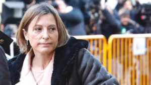 Un juez del Tribunal Supremo en España dictó prisión eludible con el pago de una fianza por 150 mil euros para la presidenta del Parlamento catalán, Carme Forcadell, según medios españoles.