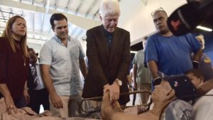 El expresidente de Estados Unidos, Bill Clinton, visitó este lunes Puerto Rico y trajo medicamentos que repartió en un refugio en Canóvanas acompañado del gobernador Ricardo Rosselló, 