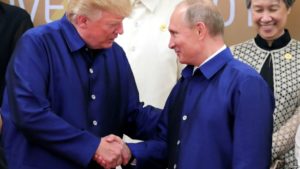 El presidente de Estados Unidos, Donald Trump, y su homólogo ruso, Vladimir Putin, se estrecharon la mano e intercambiaron unas pocas palabras el viernes en la cena durante la cumbe 