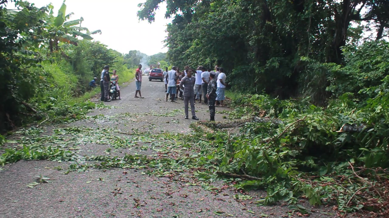 Paralizan tránsito en zona rural de Cotuí para exigir reivindicaciones