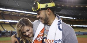 Carlos Correa pide matrimonio a su novia después de ganar la Serie Mundial