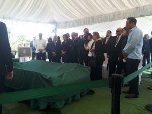 Presidente Medina acude a sepelio madre de ministro Peralta