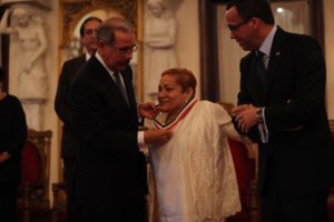 Presidente Medina entrega Premio a la Excelencia Magisterial