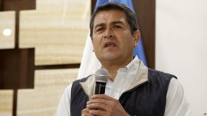Presidente de Honduras llama a la paz luego de la reelección