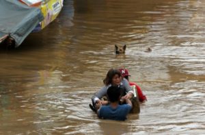 Aumentan a 182 los muertos tras tormenta tropical al sur de Filipinas