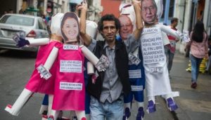 Muñecos de Kuczynski y Fujimori serán quemados en año nuevo en Perú