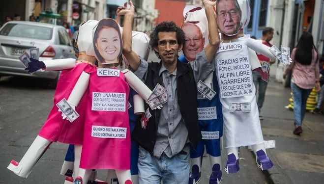 Muñecos de Kuczynski y Fujimori serán quemados en año nuevo en Perú