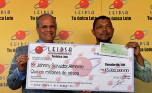 Salvador Almonte, quien se convirtió en el ganador 285 del sorteo y ganó 15 millones de pesos. 