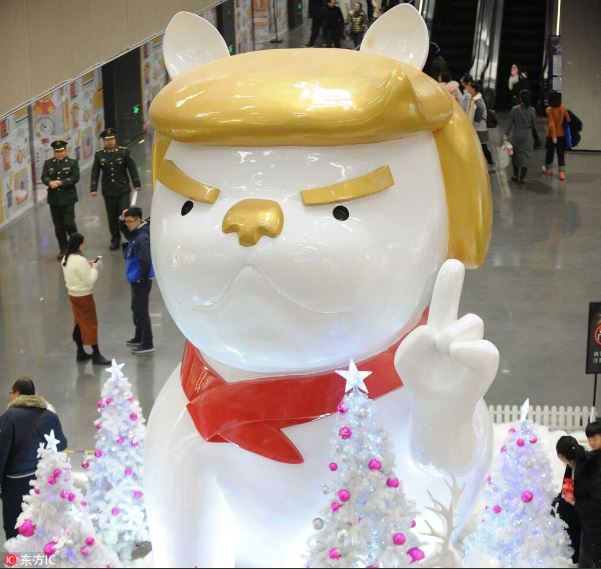 China muestra gigantesca estatua de perro que se asemeja a Trump