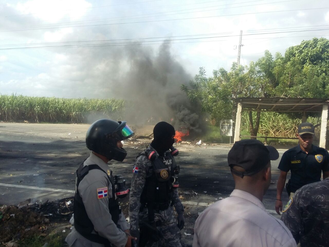 Queman neumáticos en carretera Hato Mayor-San Pedro tras suspensión director de escuela