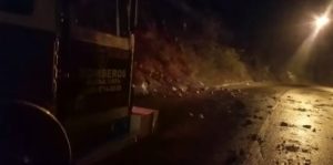 Deslizamiento de tierra en tramo La Vega-Jarabacoa provoca problemas en el tránsito