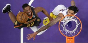 Lakers derrotan los Hawks y cortan mala racha de nueve derrotas