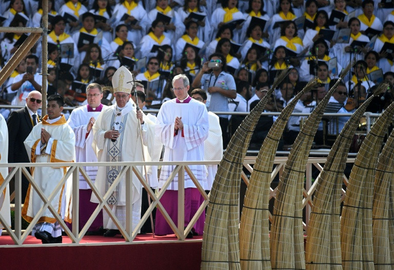 El papa condena en Perú la inseguridad y el crimen organizado