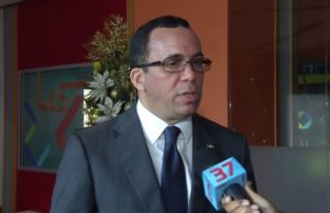 Desmienten rumor de que ministro Andrés Navarro se apresta a renunciar al cargo