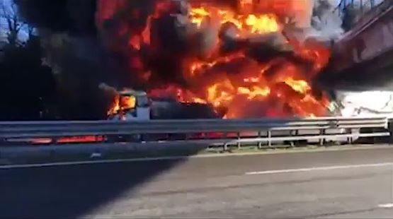 Explosión de camión cisterna mata a una familia entera en Italia