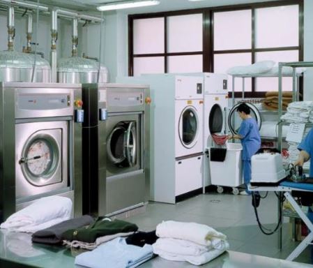Antisociales roban en la lavandería en La Romana