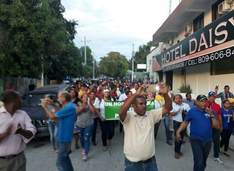 Moradores de Neyba improvisan marcha en demanda hospital San Bartolomé