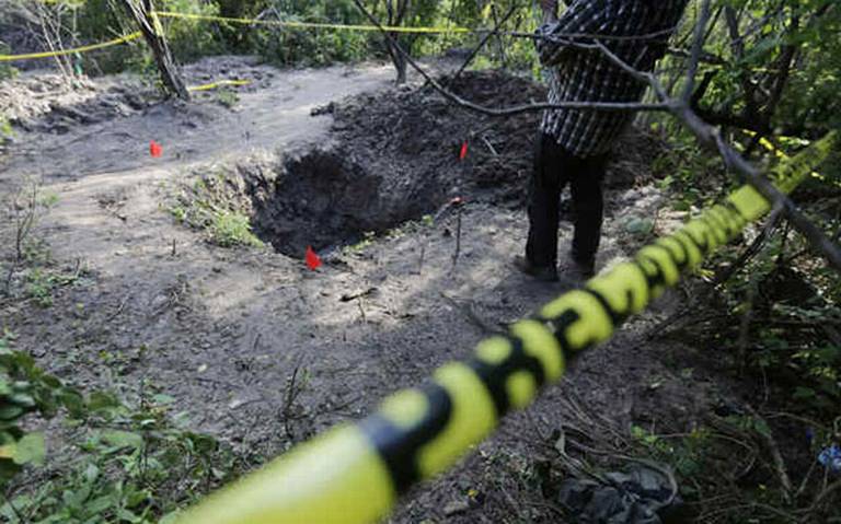 Peritos mexicanos exhuman 8 cadáveres de fosa clandestina