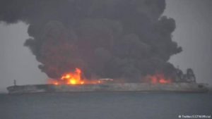 China intenta evitar una marea negra de petrolero en llamas 