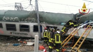 Al  menos tres muertos al descarrilarse un tren en Milán