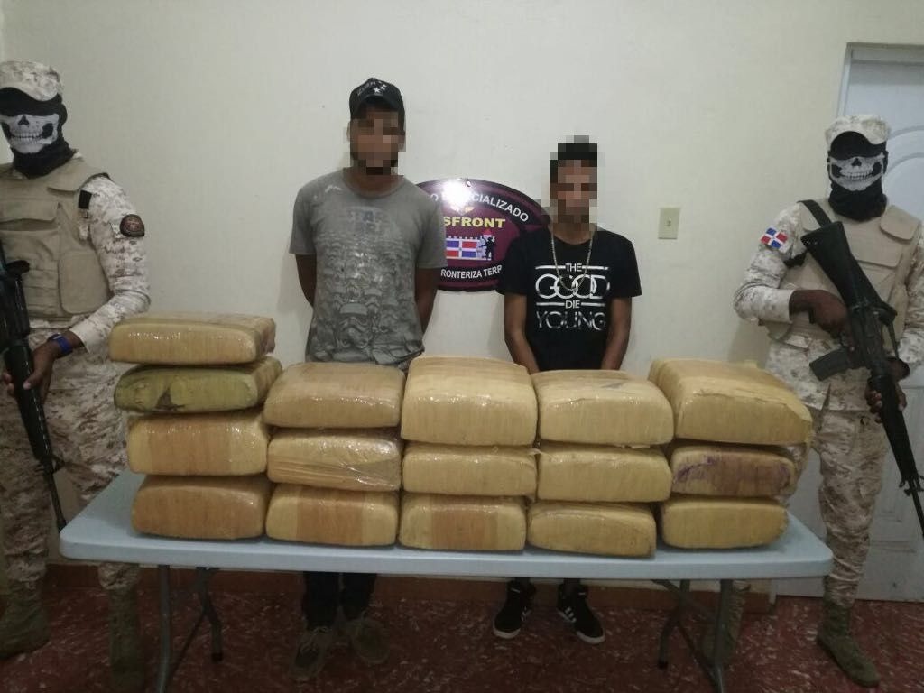 Apresan dos jóvenes con 16 libras de presunta marihuana en Elías Piña