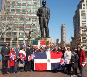 NUEVA YORK._ Al centro, el cónsul general Carlos A. Castillo, durante la ofrenda ante la estatua de Duarte. (Foto fuente externa)