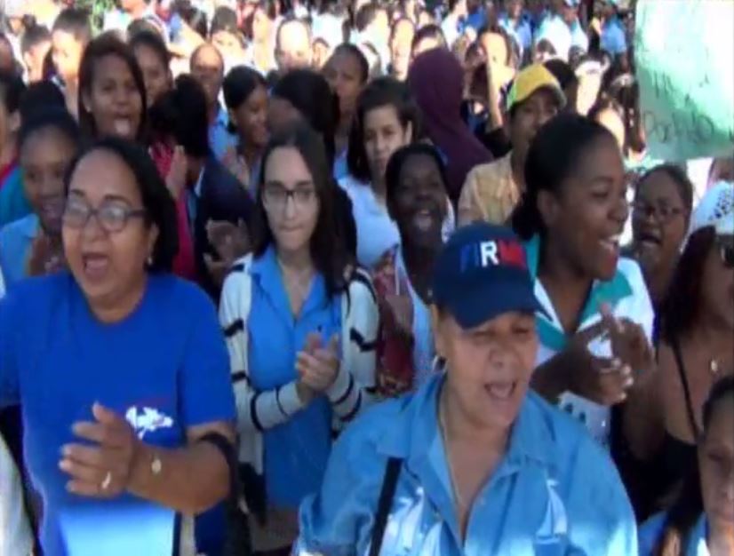 Paralizan tránsito en municipio Partido de Dajabón para que les terminen escuela