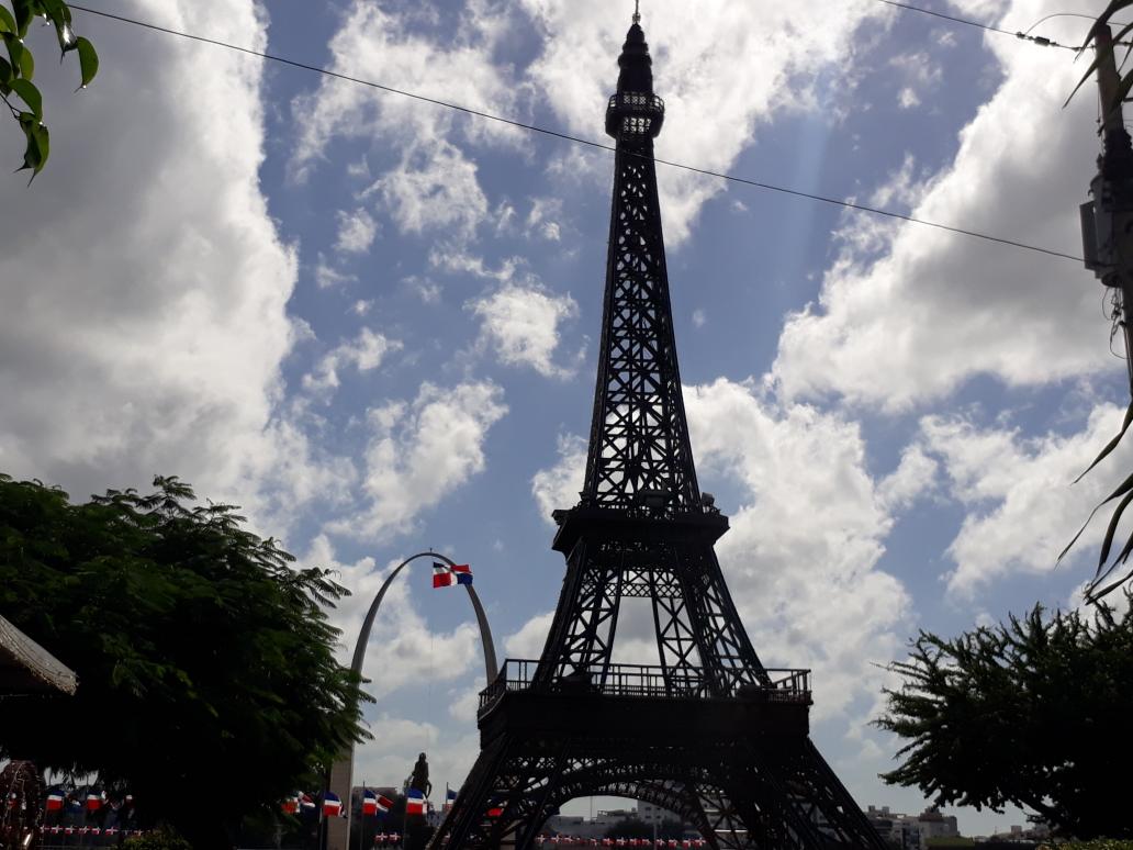 Removerán réplica Torre Eiffel ubicada frente a Plaza de la Bandera hasta un parque SDO