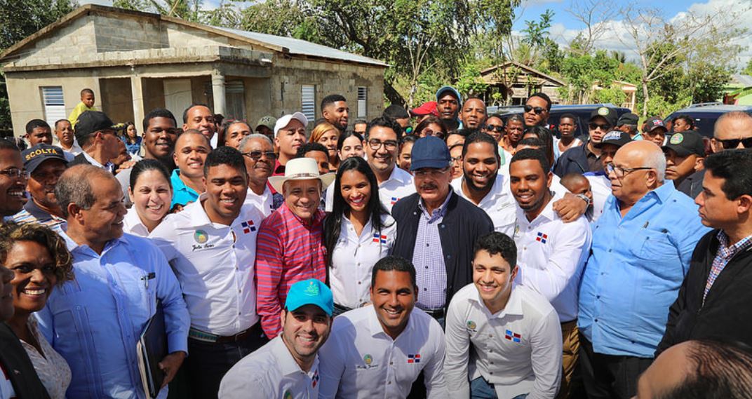 Presidente Medina ofrece apoyo a productores de piña en Monte Plata