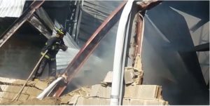 ‭Fuego destruye colchonería en Gurabo de Santiago