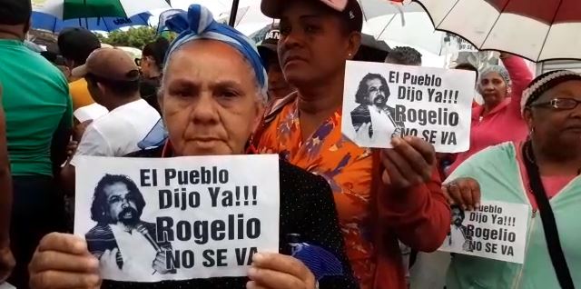 Marchan en La Vega contra salida del padre Rogelio
