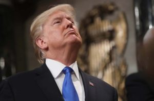 Trump acusa a los demócratas de “traición” por no aplaudir en su discurso