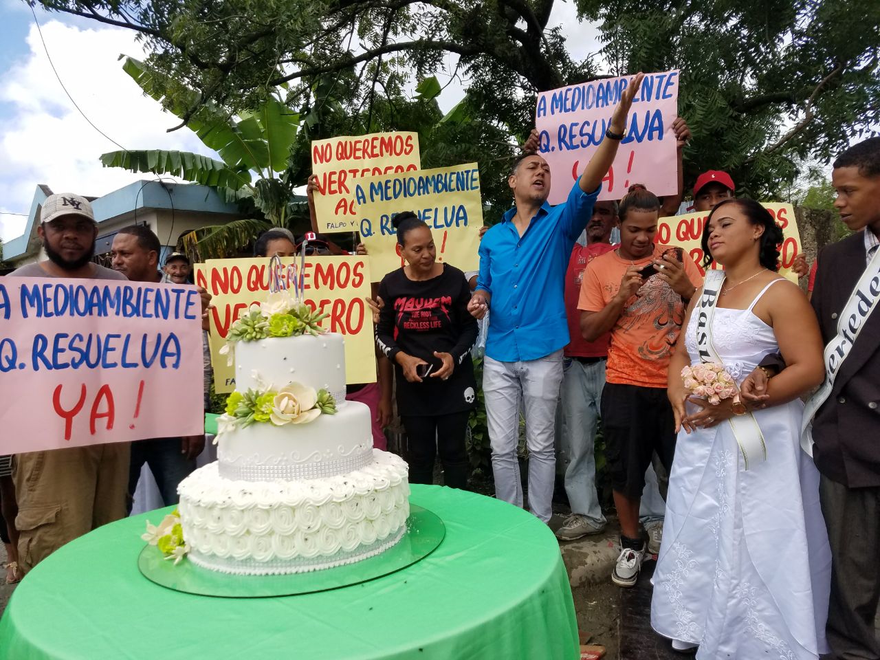 Realizan “boda” en demanda de clausura vertedero en Moca