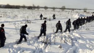 Nieve complica investigación de la caída de avión cerca de Moscú