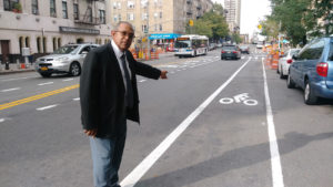 NUEVA YORK._ El empresario Jaime Vargas habla a nombre de docenas de comerciantes en el Alto Manhattan, calificando de caos la actividad económica por las líneas de las bicicletas. (Foto Miguel Cruz Tejada)
