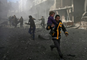 Casi  80 civiles mueren en bombardeos sirios contra un bastión rebelde