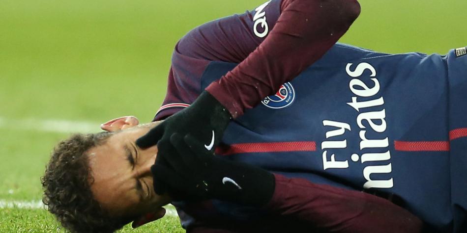 Neymar sufre esguince de tobillo y fisura de metatarsiano